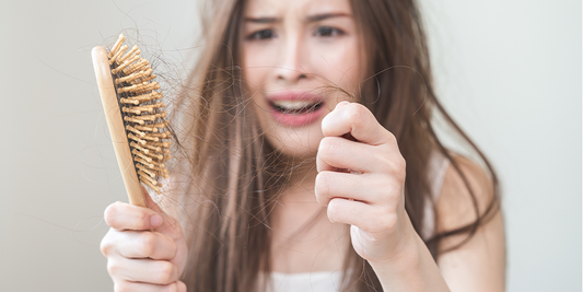 Chute de cheveux chez la femme : causes fréquentes, signaux d’alerte et solutions concrètes